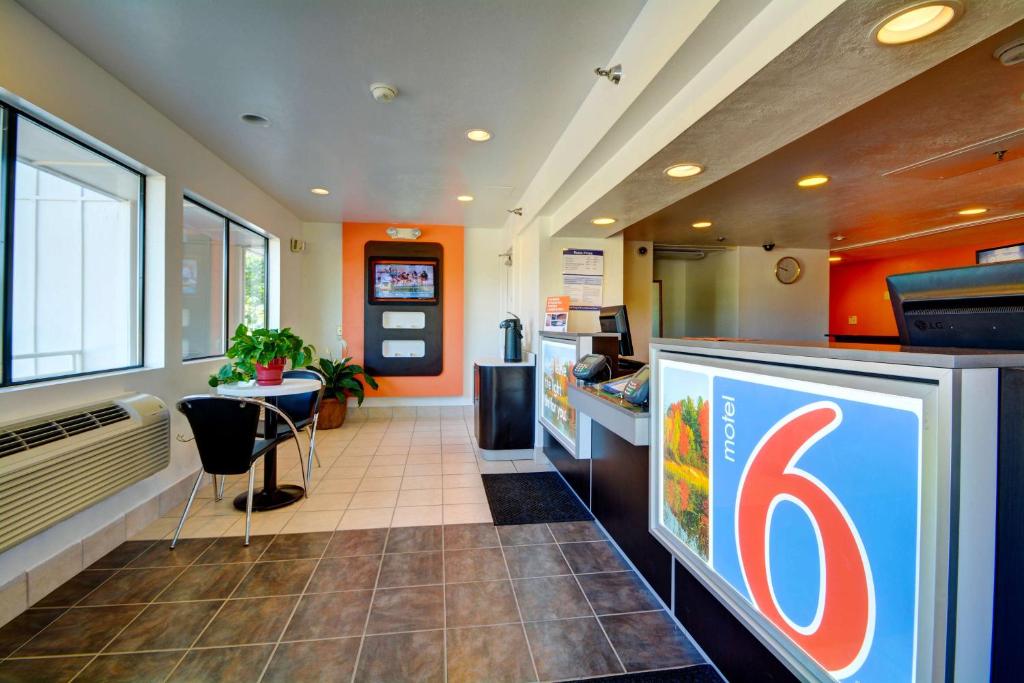 Motel 6-Windsor Locks, CT - Hartford photo