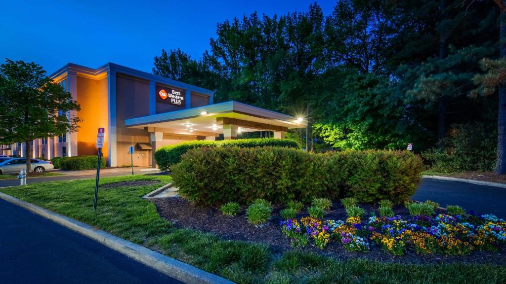 Best Western PLUS Richmond Airport Hotel photo