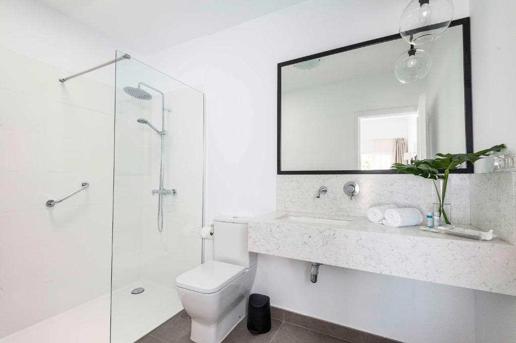 Lagos de Fañabé Beach Resort — Hotel rooms in Costa Adeje, Canary Islands
