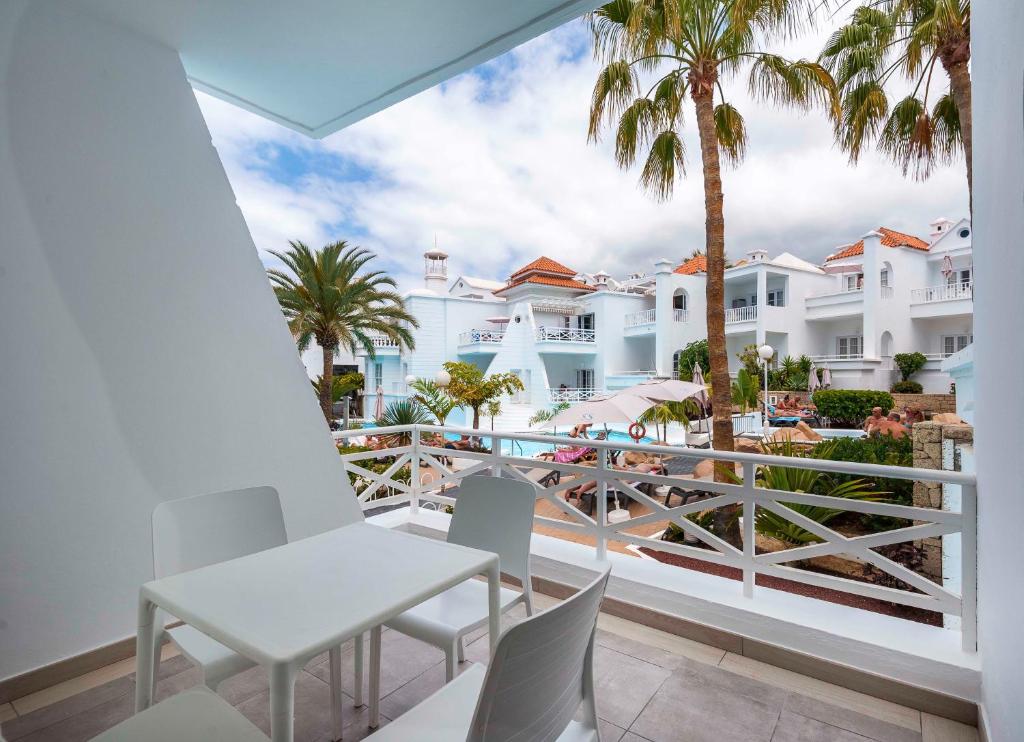 Lagos de Fañabé Beach Resort — Hotel rooms in Costa Adeje, Canary Islands