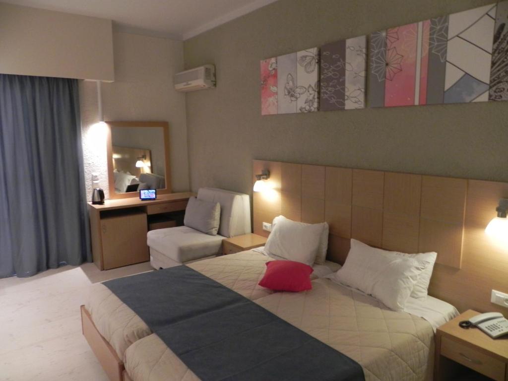 Hotel Albatros — Hotel rooms in Moraitika, Ionian Islands