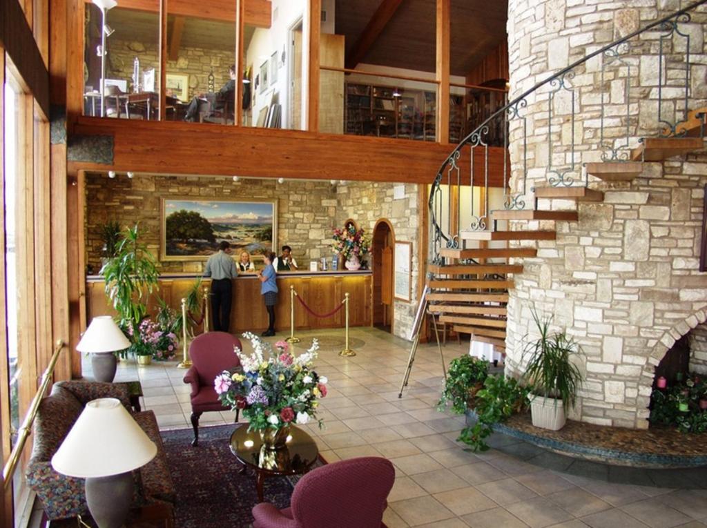 Inn of the Hills Hotel and Conference Center photo