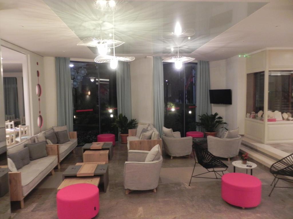 Hotel Albatros — Hotel building in Moraitika, Ionian Islands