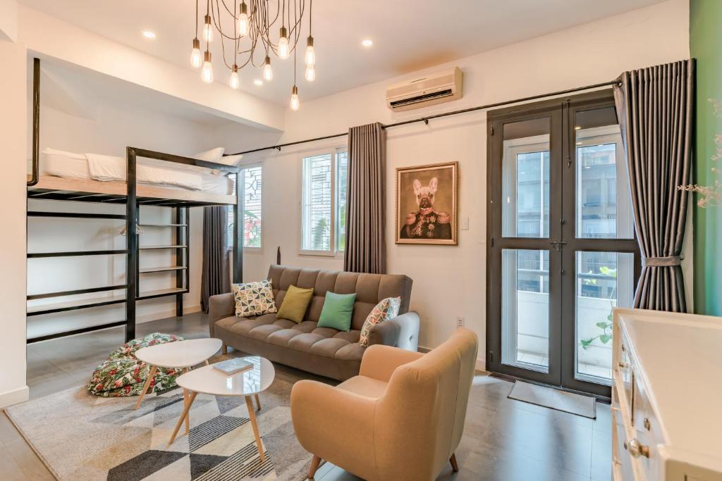 Spacious Retro Apt, 5 Min Walk to Ben Thanh Market photo