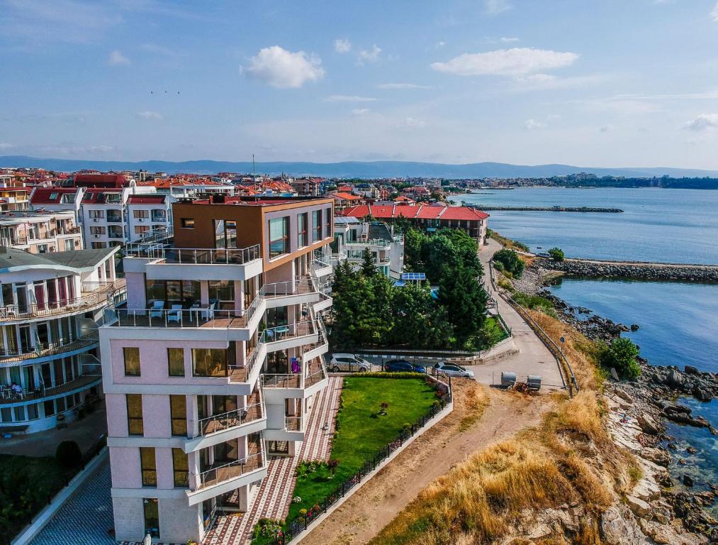 Apartcomplex Golden Bay photo