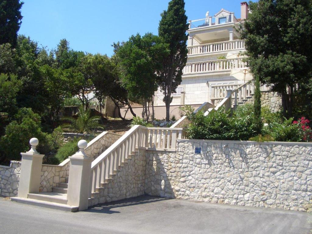 Villa Jade apartments — Hotel in Zrnovo