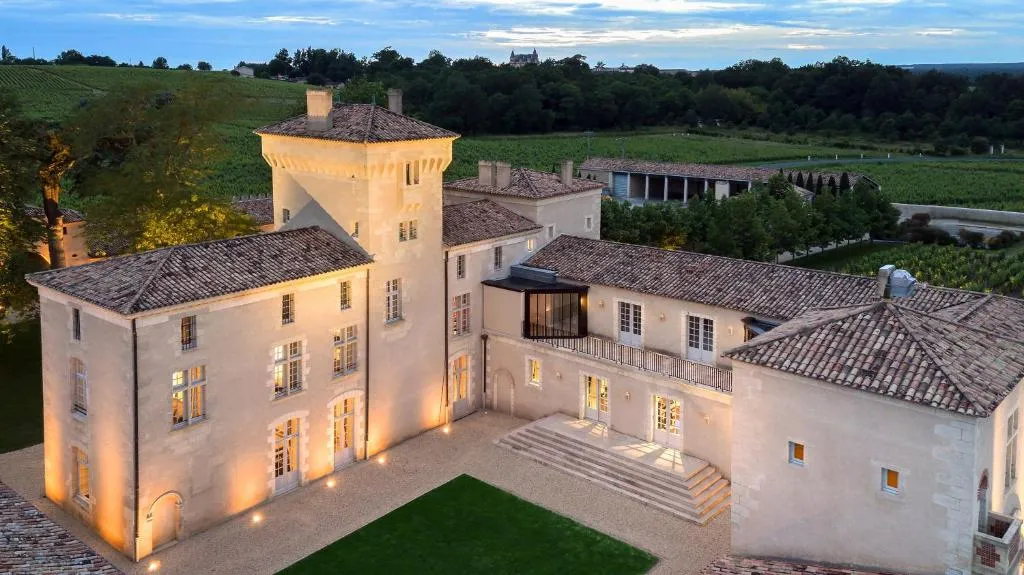 Château Lafaurie-Peyraguey Hôtel & Restaurant LALIQUE，位于Bommes的酒店