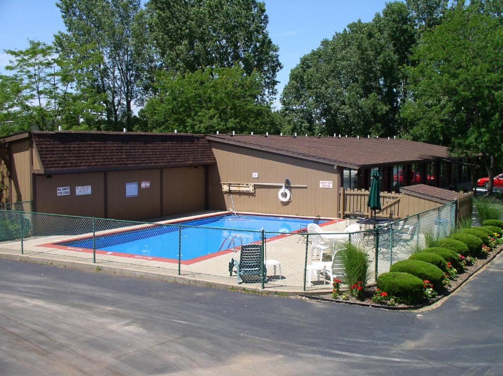 Arbor Inn of Historic Marshall photo