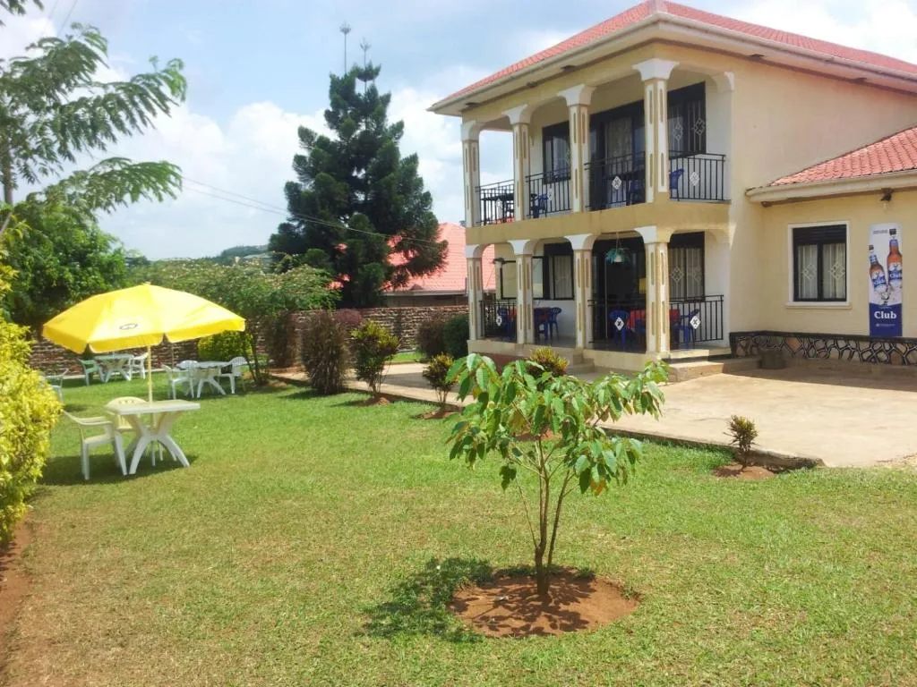 Rena Akasha Establishments, hotel in Kyenjojo