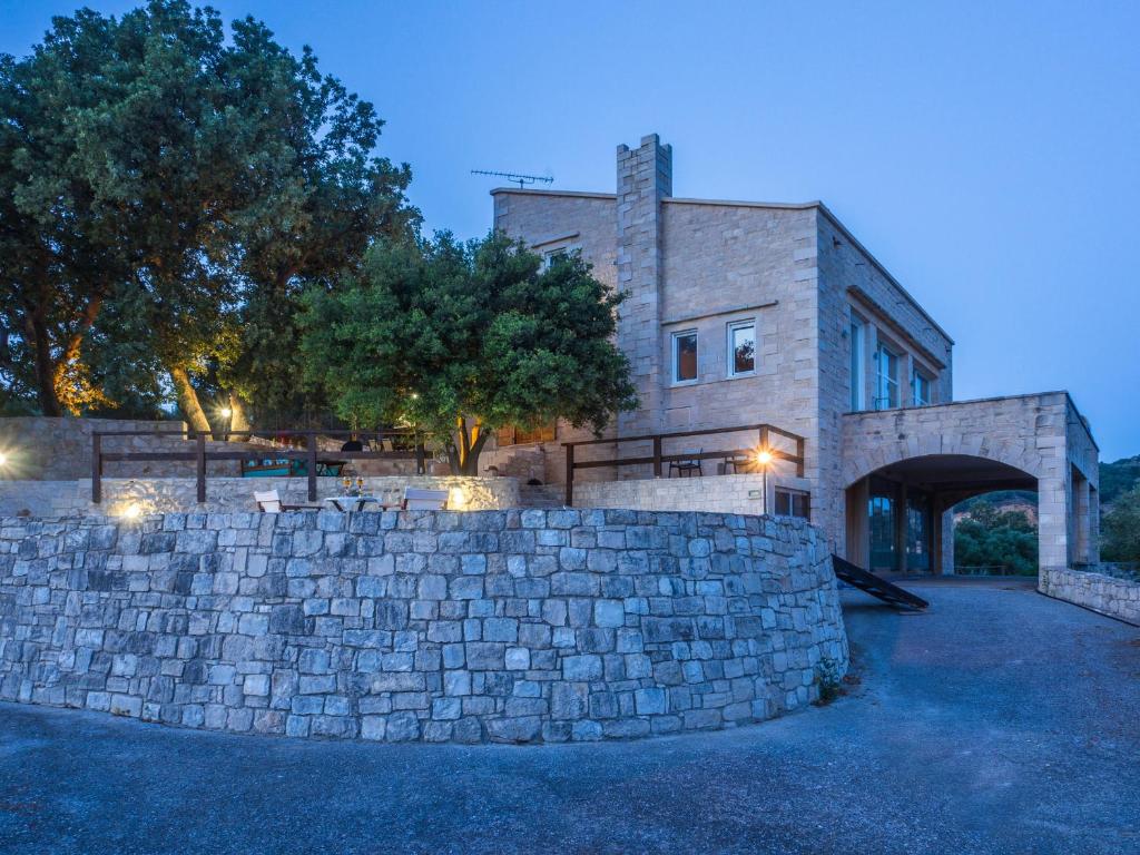 Stone Built Private villa Limeri with pool BBQ & Shaded Patio 전경