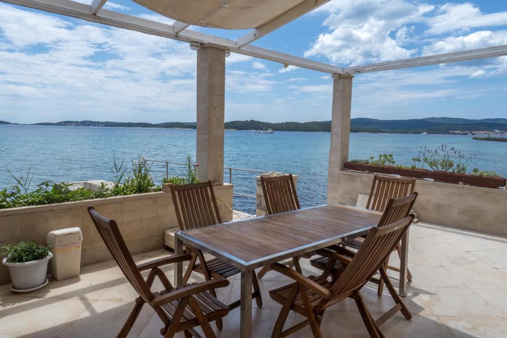 Beachfront 4-bedroom villa Sea Wave in Orebic, Croatia — Hotel in Orebic