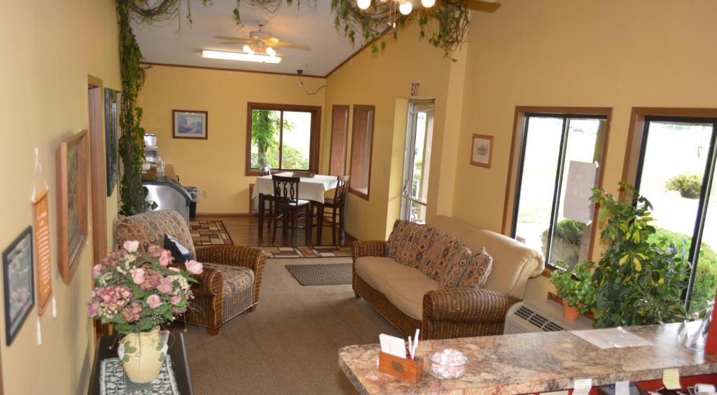 Arbor Inn of Historic Marshall photo