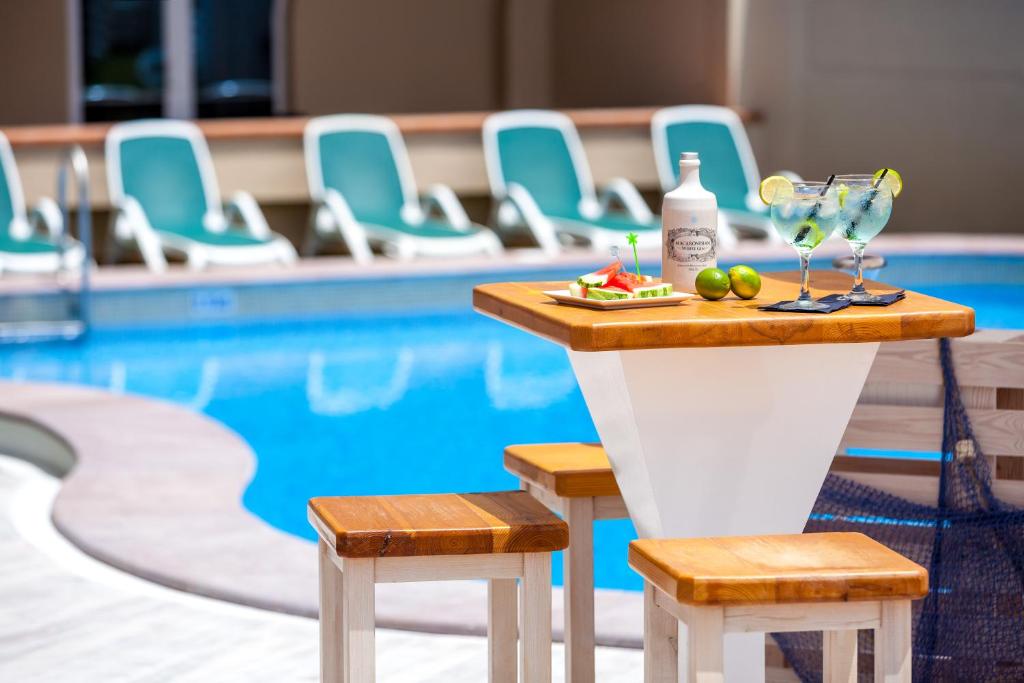 Aparthotel Los Dragos del Sur — Swimming pool in Puerto de Santiago, Canary Islands