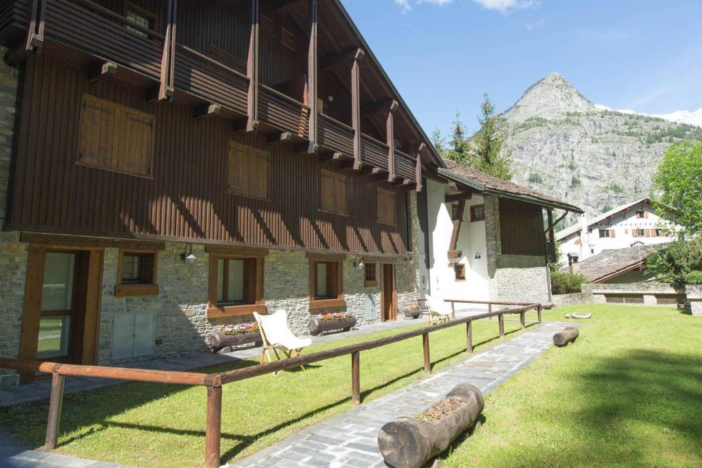 ALTIDO Superb Apartments for 6 with Mountain View and Garden in Courmayeur photo