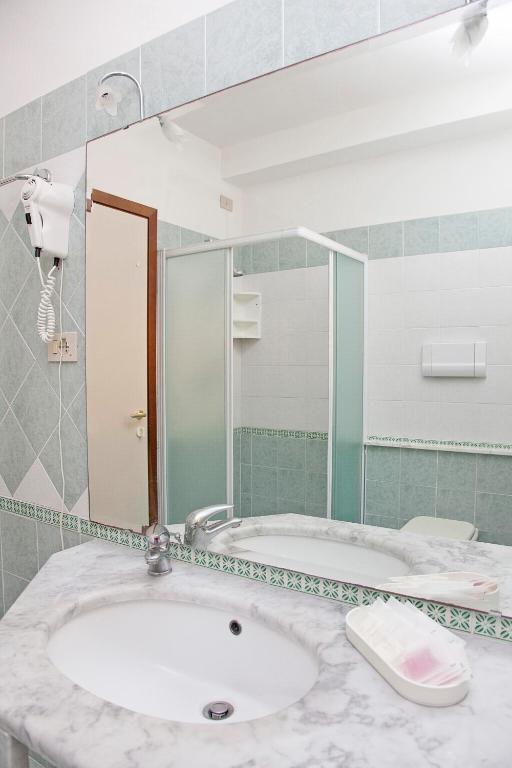 Hotel Elpiro — Hotel rooms in Jesolo, Veneto