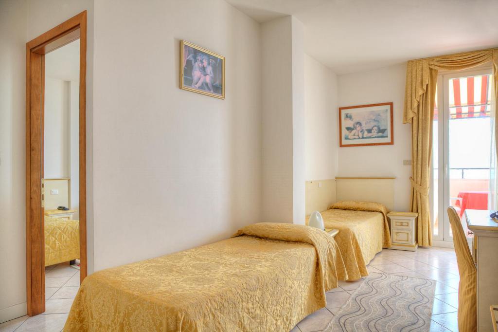 Hotel Elpiro — Hotel rooms in Jesolo, Veneto