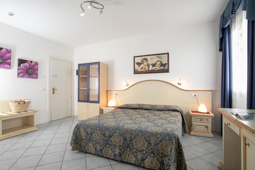 Hotel Elpiro — Hotel rooms in Jesolo, Veneto