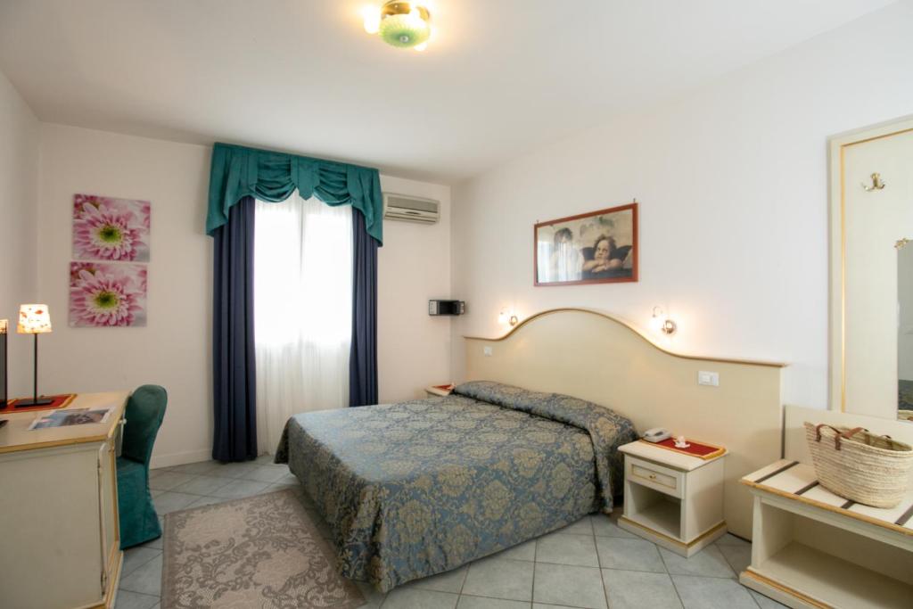 Hotel Elpiro — Hotel rooms in Jesolo, Veneto