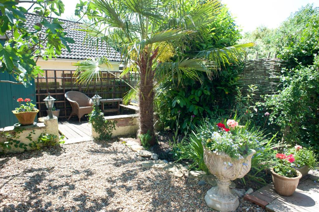 Little Chequers, Friston - dog-friendly Suffolk village cottage