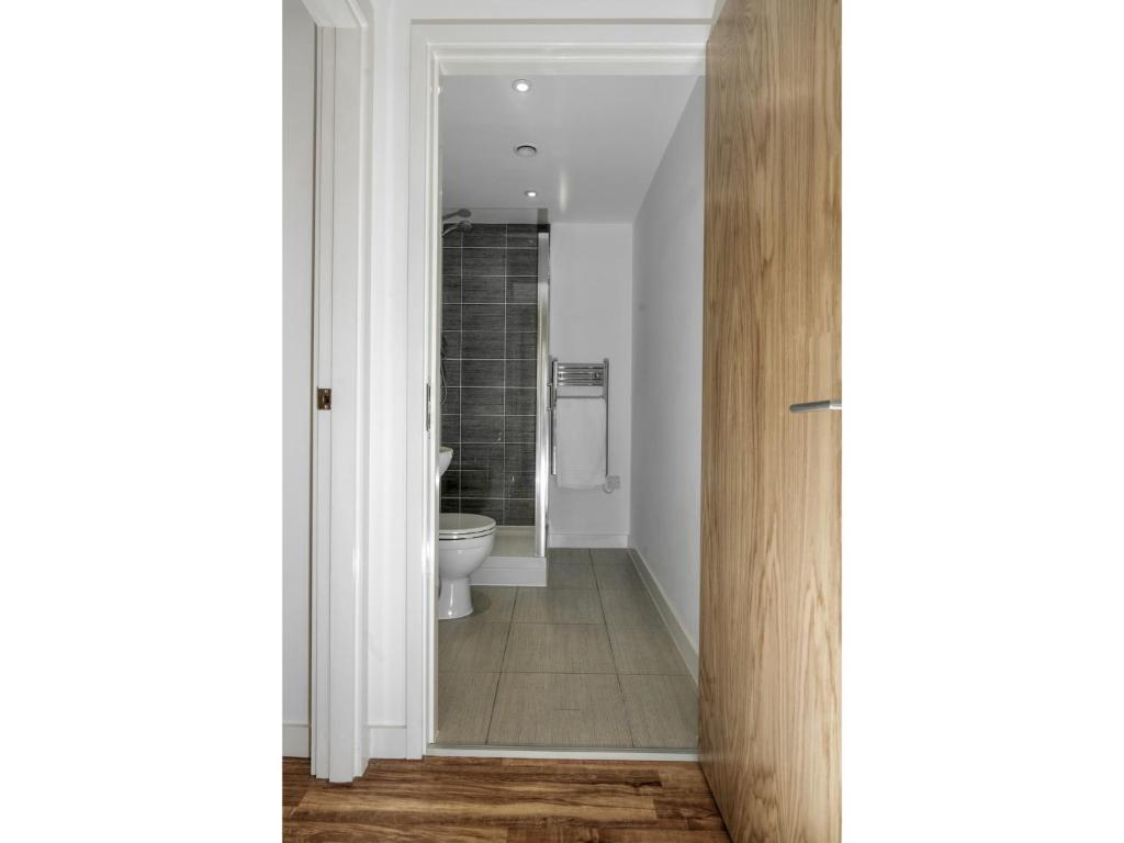 Spacious 2 Bedroom Apartment In Salford Quays Manchester