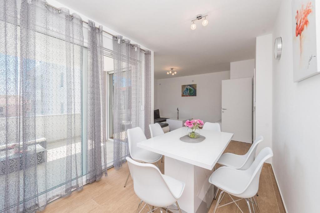 Villa Star 1 luxury apartment with a pool 전경