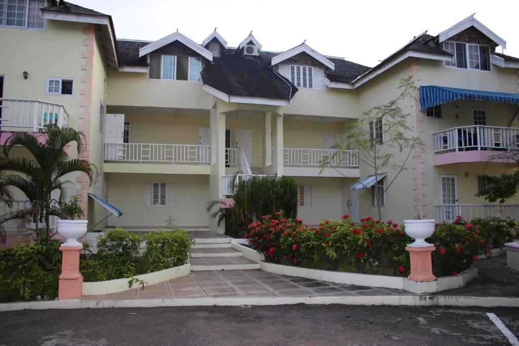 Country Manor Apartments — Hotel in Ocho Rios