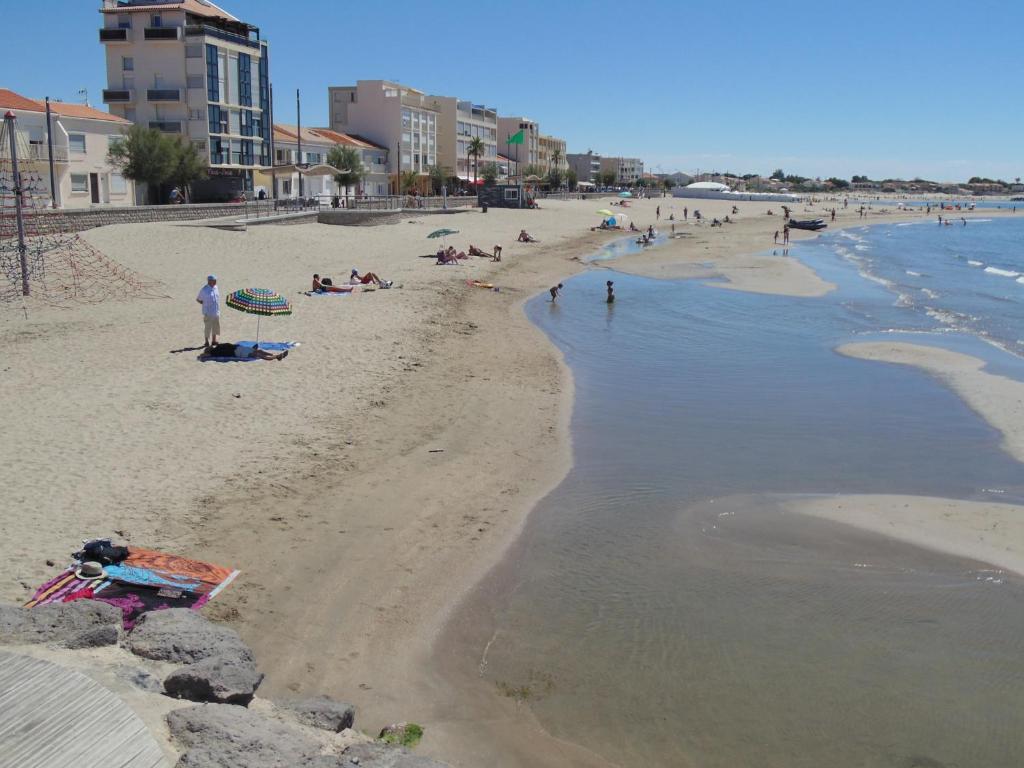 3 bedroom modern apartment in historic building overlooking river herault - 4