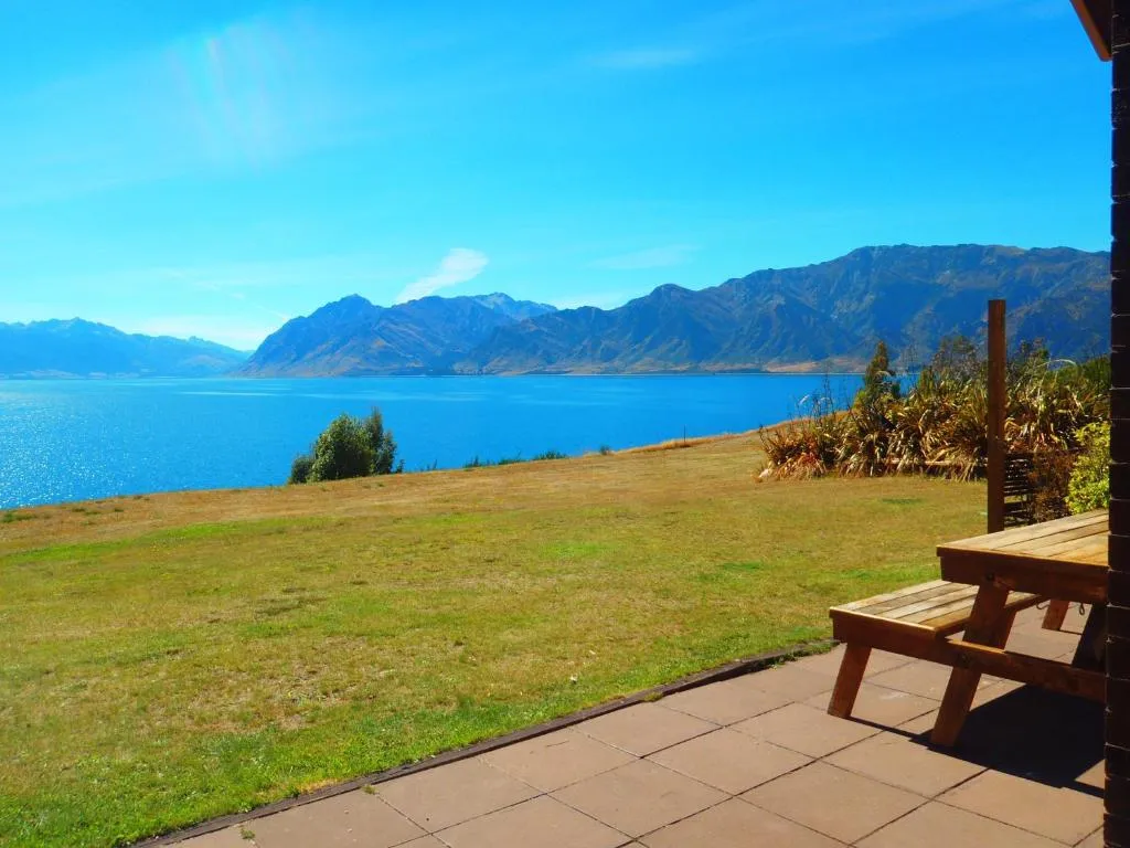 Lakefront Bellevue Lake Hawea Wanaka, hotel in Lake Hawea