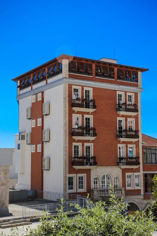 Mervin Hotel — Hotel in Kruje