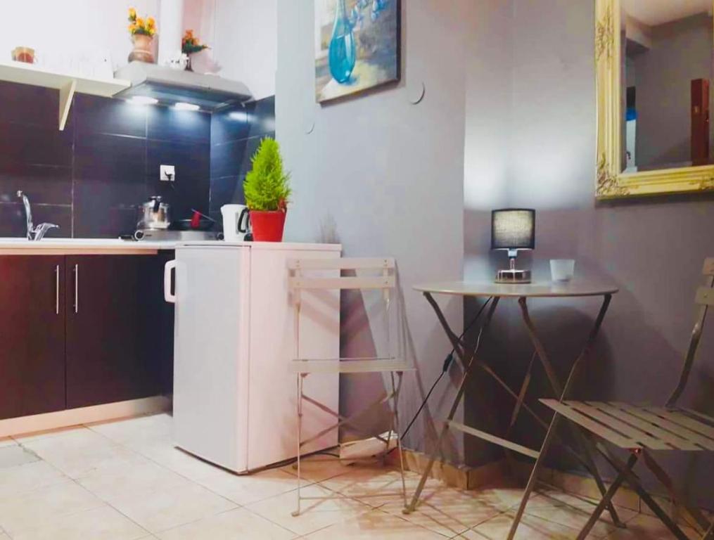 Kitchen, Boho City Hostel in Crete Island