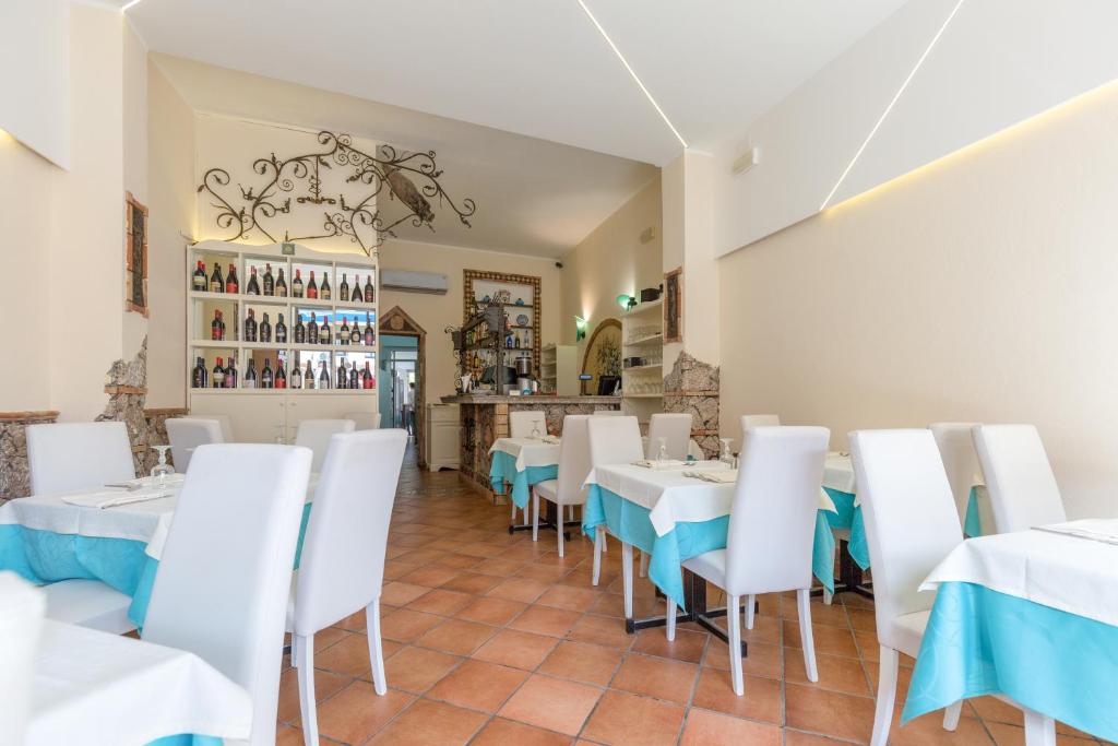 Hotel Villa Esperia — Restaurant & bars in Taormina, Sicily