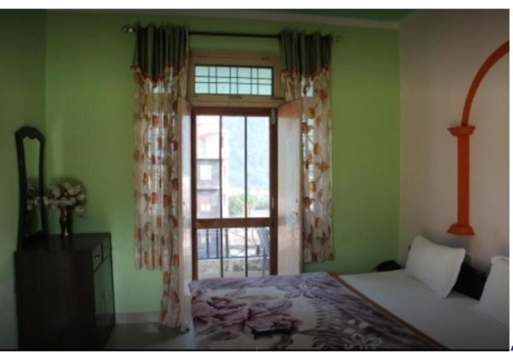 River Side Hotel with Gangaotri View photo