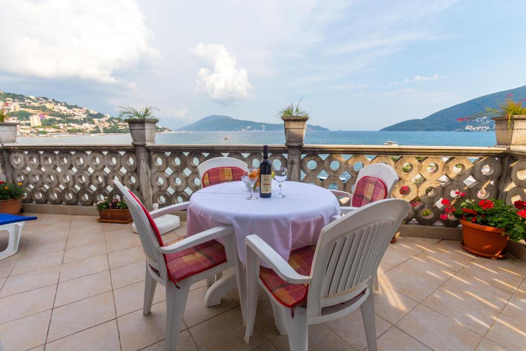Sea Line Apartments — Hotel in Herceg Novi