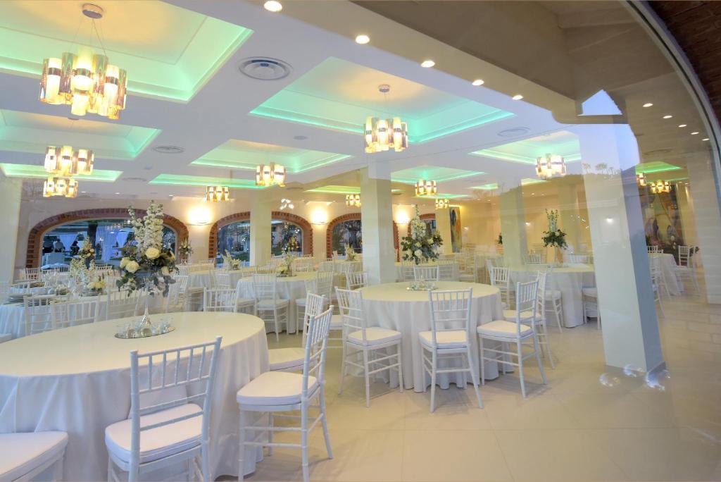 Masseria Nobile Relais의 수영장과 정원 전경