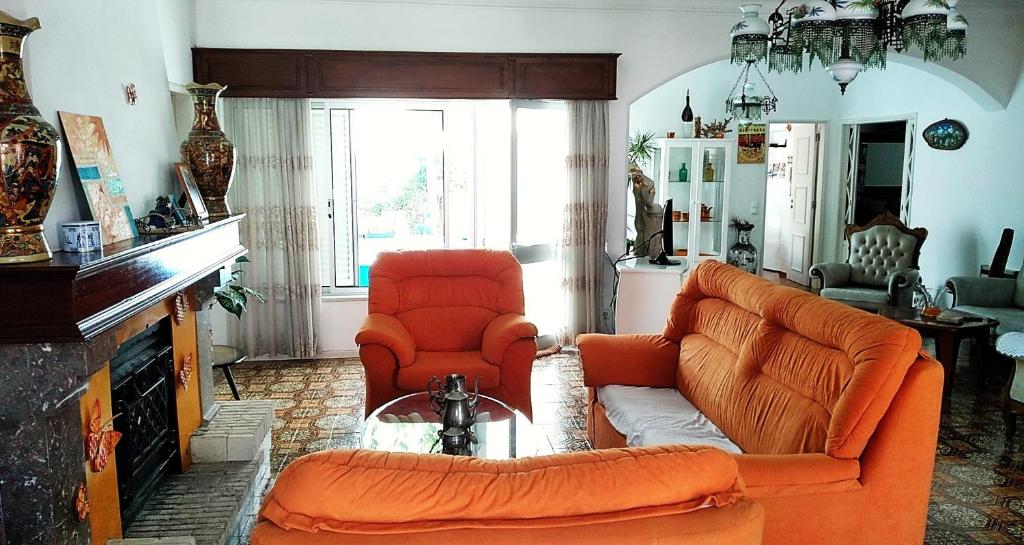 Shared lounge/TV area, La Maison dos Prazeres in Portimao