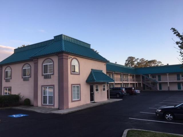 Deluxe Inn photo
