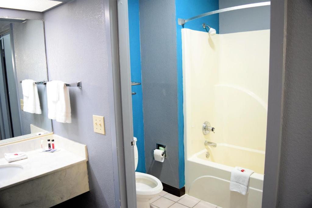 Days Inn By Wyndham Montgomery Photo 6