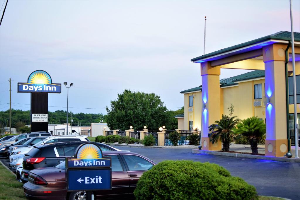 Days Inn By Wyndham Montgomery Photo 10