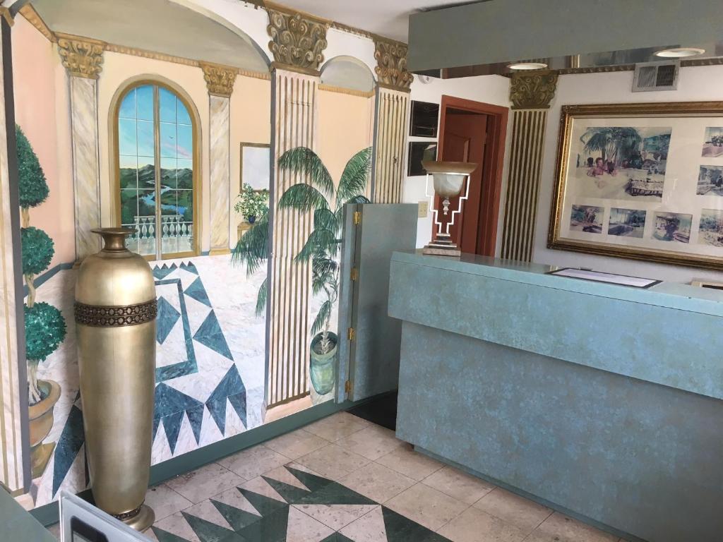 Deluxe Inn photo