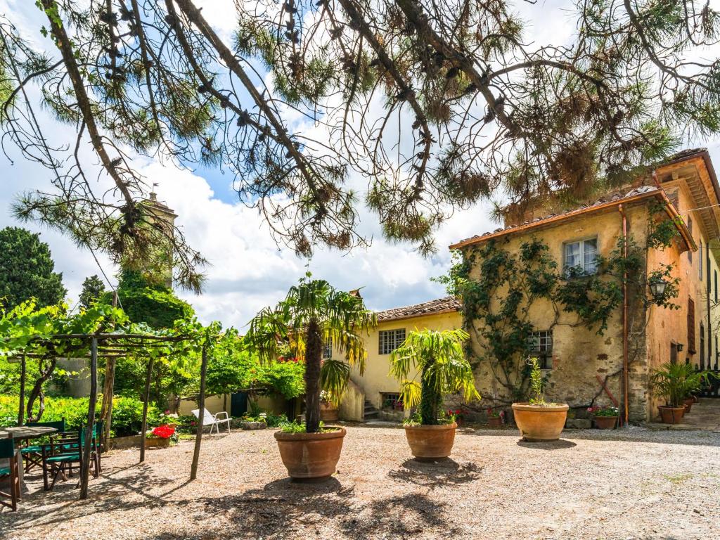 Plush Farmhouse in Bacchereto with Swimming Pool
