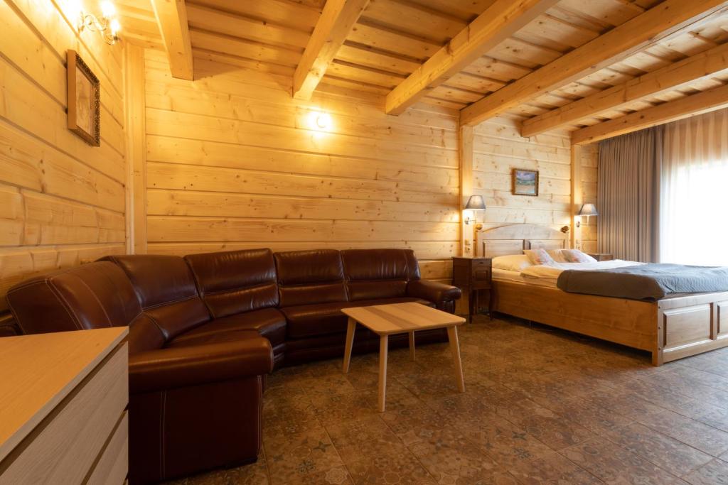 Deluxe Famly Room with Jacuzzi, Balcony and Lake View