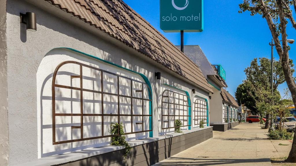 Solo Motel Broadway photo