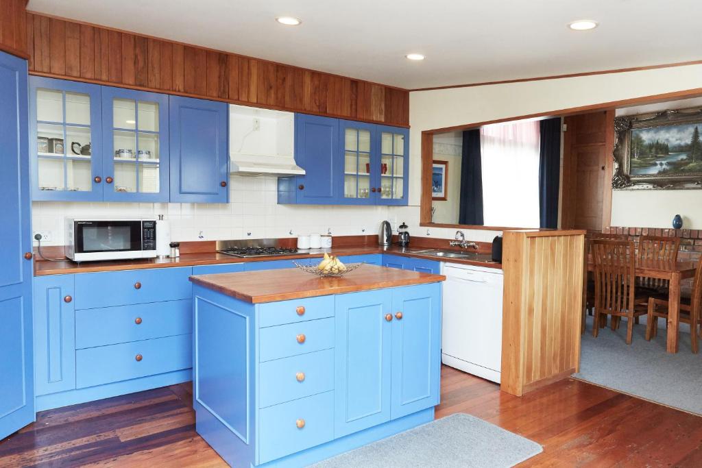 Admiral Court Motel and Apartments