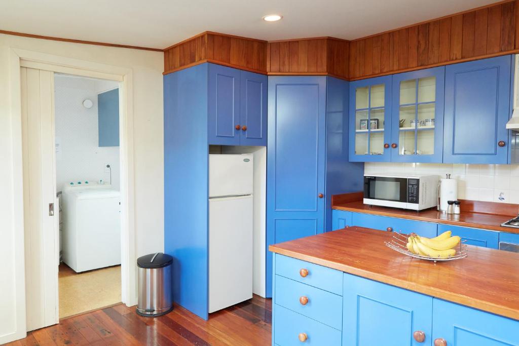 Admiral Court Motel and Apartments