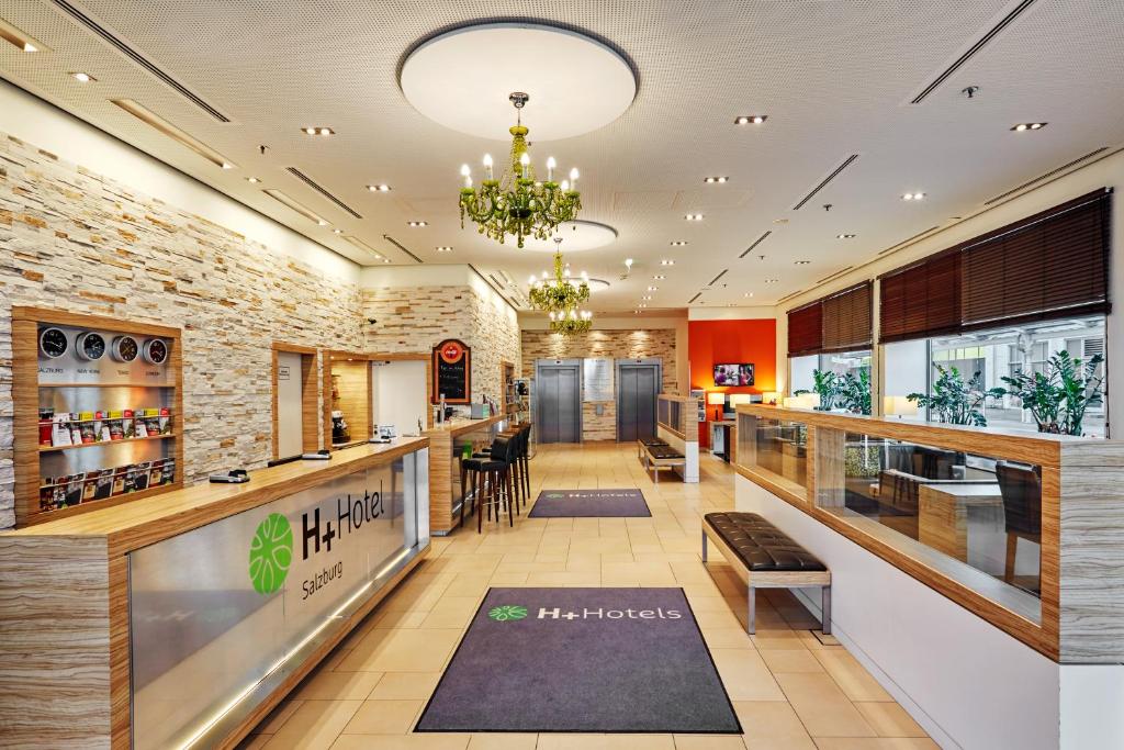 H+ 호텔 지하주차장 입구