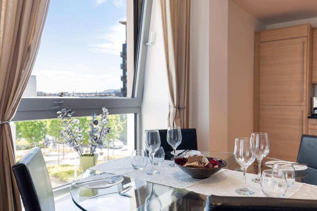 Stylish Garden View Apartment photo