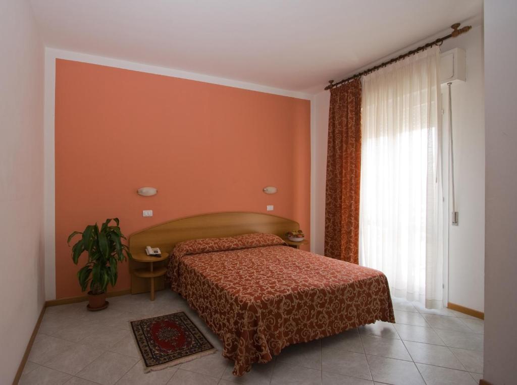 Hotel Bahama — Pokoje in Rimini, Emilia-Romania