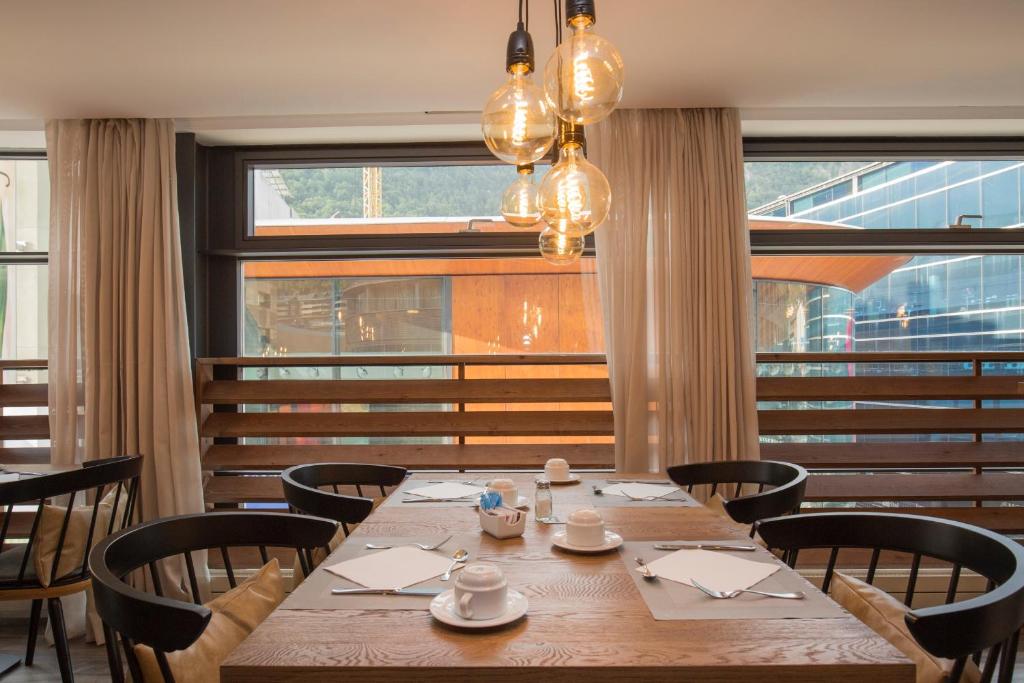 Husa Centric Photo 8