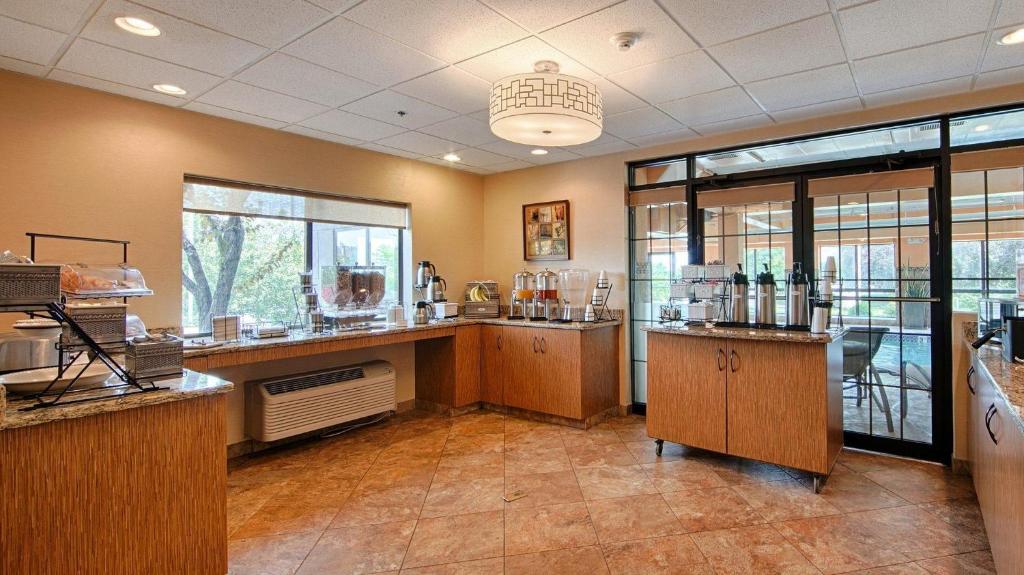 Best Western Plus West Akron Inn & Suites Photo 20
