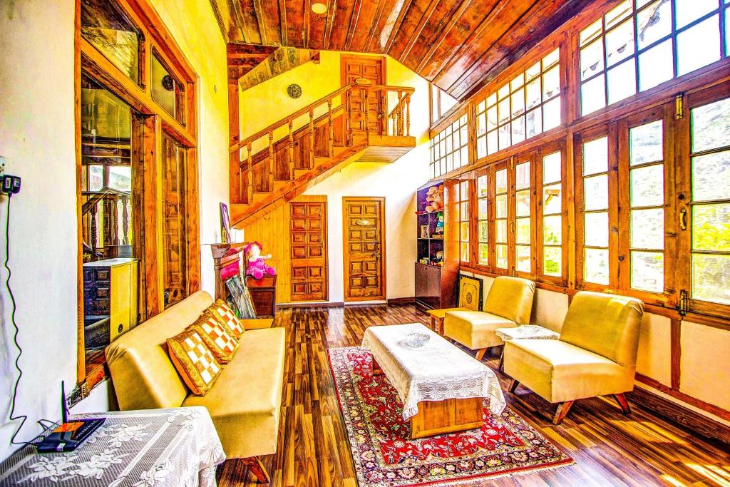 Индийский дом 4. Ramgarh Heritage Villa Manali. Baragarh Resort and Spa. Manali, India ресторан.